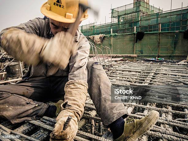 Foto de Edifício Da Cidade e mais fotos de stock de Adulto - Adulto, Apartamento, Armação de Construção