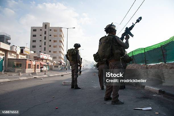 Ocupación Militar Israelí En Cisjordania Foto de stock y más banco de imágenes de Arma - Arma, Armamento, Belén