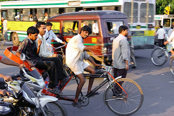 coureurs de vélo dans la ville - india car indian culture indian ethnicity photos et images de collection