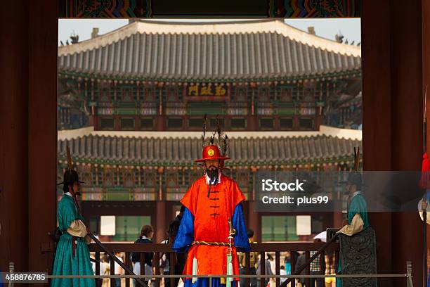 Photo libre de droit de Le Palais De Gyeongbokgung Rouge Près De Lentrée Arrière banque d'images et plus d'images libres de droit de Garde d'honneur