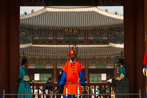 palazzo gyeongbokgung ingresso rosso guardia vicino - seoul honor guard horizontal front view foto e immagini stock