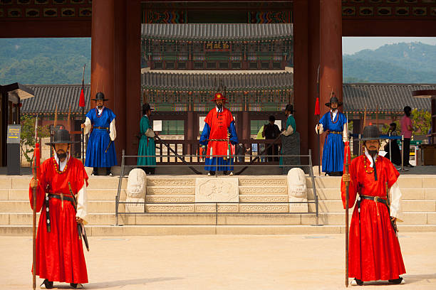 palazzo gyeongbokgung motivi guardie ampio ingresso - seoul honor guard horizontal front view foto e immagini stock