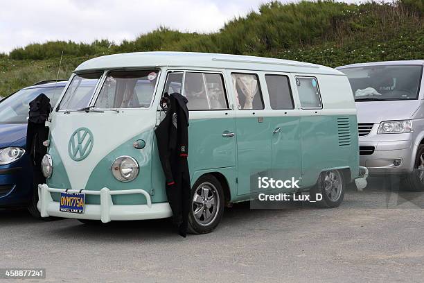 Photo libre de droit de Volkswagen Surf Bus banque d'images et plus d'images libres de droit de Volkswagen - Volkswagen, 1970-1979, Camping