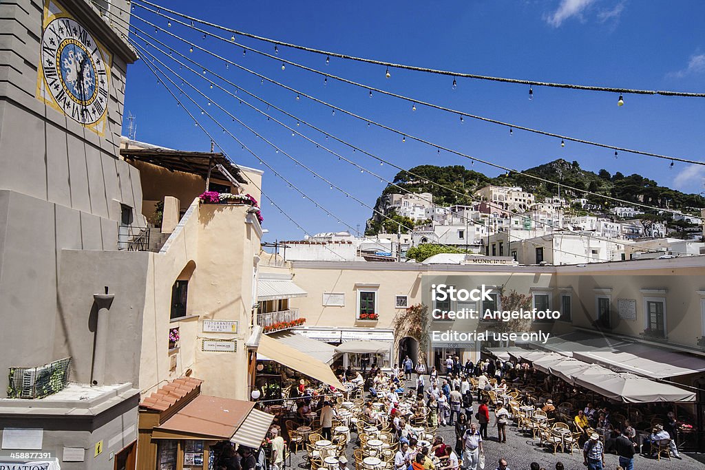 Place principale de Capri avec Bell Tower - Photo de Bleu libre de droits