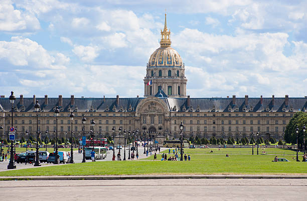 cúpula des invalides - editorial dome sky cloud imagens e fotografias de stock