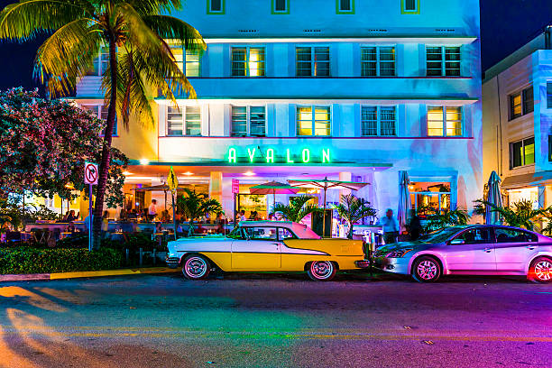 vista notturna su strada ocean drive, nella zona di south miami - south beach foto e immagini stock