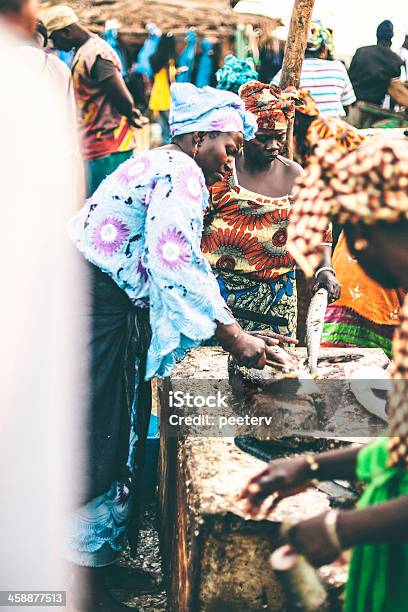 Africana Mercado De Peixe Cena - Fotografias de stock e mais imagens de Adulto maduro - Adulto maduro, Cultura Africana, Mulheres