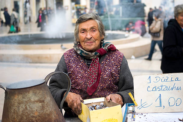 mulher vender castanhas - 65 70 age imagens e fotografias de stock