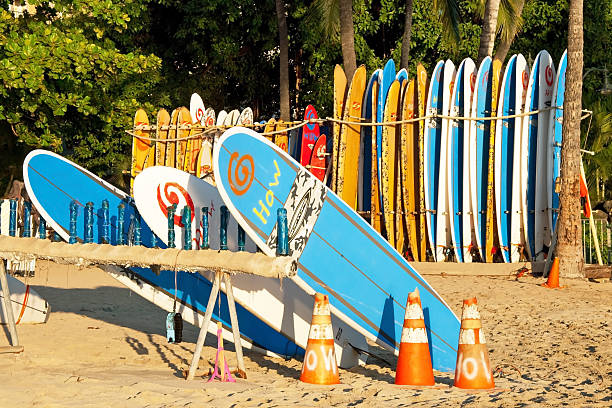 La tienda de alquiler de Surf en la playa de Waikiki en Hawai - foto de stock