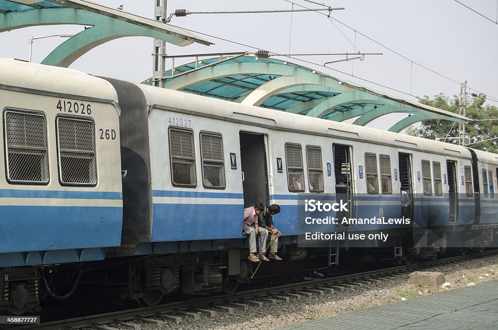Treno pendolari che sfrecciano su indiano - Foto stock royalty-free di Affollato