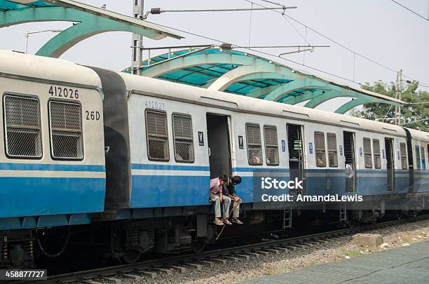 Treno Pendolari Che Sfrecciano Su Indiano - Fotografie stock e altre immagini di Affollato - Affollato, Ambientazione esterna, Andhra Pradesh