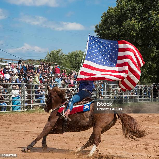 Американский Флаг — стоковые фотографии и другие картинки Звёздно-полосатый флаг - Звёздно-полосатый флаг, Лошадь, Государственный гимн