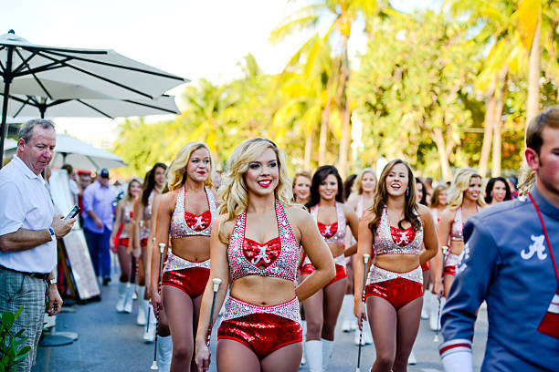 アラバマサポートチームを歩くオーシャンドライブ、マイアミビーチ - national championship ストックフォトと画像