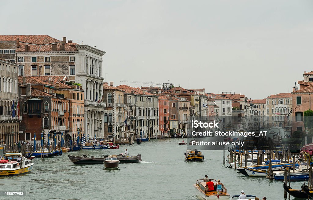 Barche sul canal grande nei pressi del Ponte di Rialto - Foto stock royalty-free di Acqua