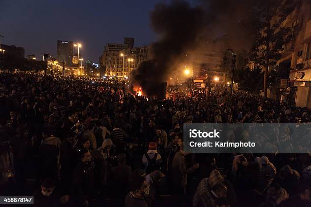 Tahrir Squarevorführung Mit Einem Brennenden Polizei Truck Stockfoto und mehr Bilder von Arabischer Frühling