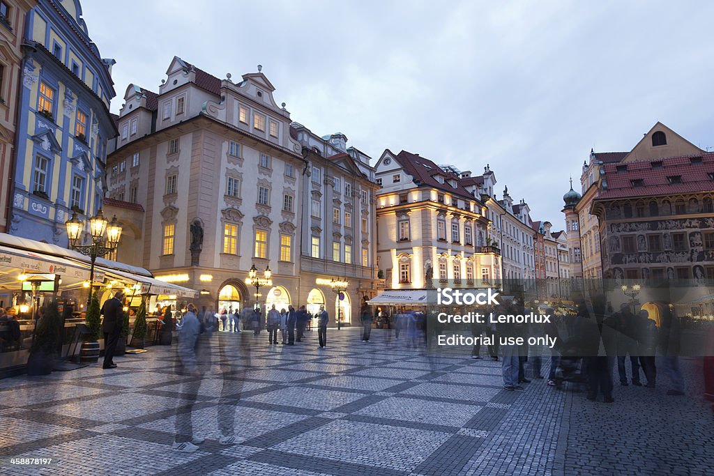 Turistas na área em Praga à noite - Foto de stock de Andar royalty-free