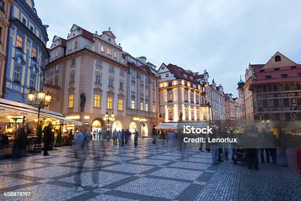 Foto de Turistas Na Área Em Praga À Noite e mais fotos de stock de Andar - Andar, Arquitetura, Café - Casa de comes e bebes