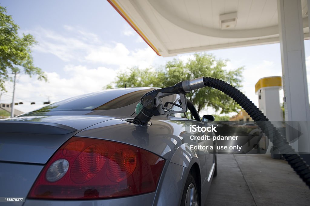 Bomba de Combustível no sports car - Foto de stock de Abastecer royalty-free