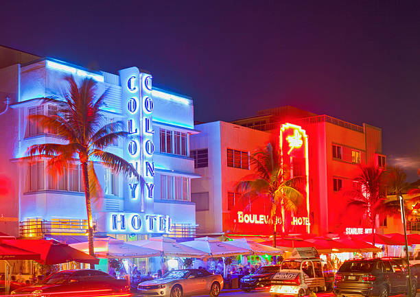 hôtels de miami beach, en floride, et de restaurants, de nuit - colony photos et images de collection