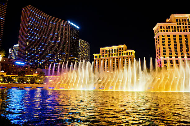 fountain шоу, лас-вегас, штат невада, сша - casino reflection las vegas metropolitan area red стоковые фото и изображения
