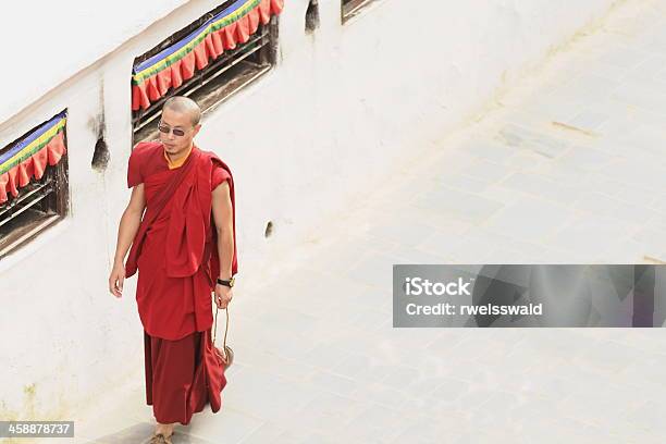 Lamasacerdote Budista Em Torno Da Boudhanathbodhnath Stupa Katmandunepal 0326 - Fotografias de stock e mais imagens de Andar do edifício