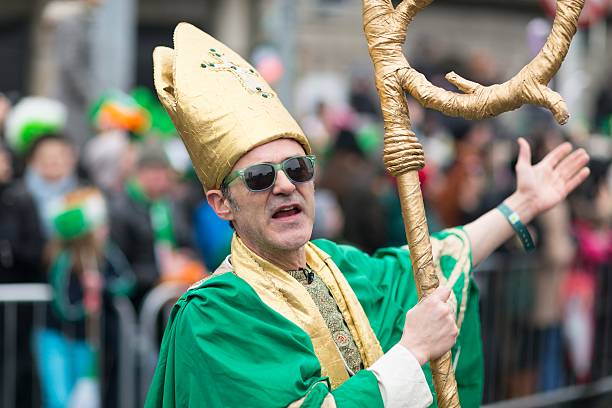 hombre en un traje de papa en festival de st. patrick's parade - dublin ireland urban road people real people fotografías e imágenes de stock