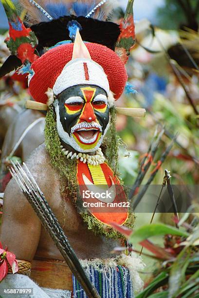 Baile Tribal Guerrero Foto de stock y más banco de imágenes de Papúa Nueva Guinea - Papúa Nueva Guinea, Vestido tradicional, Pintura de cara