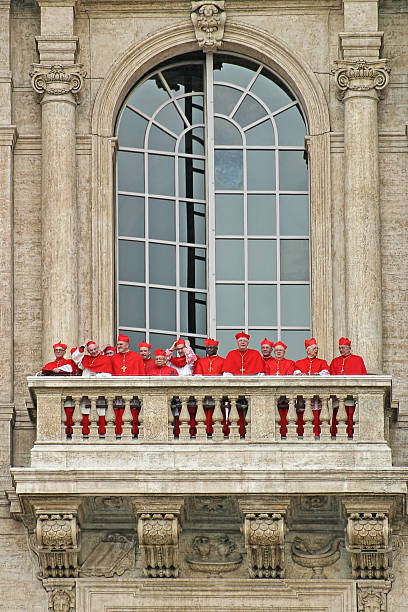 cardinals sur le balcon de la basilique saint pierre. - papal conclave photos et images de collection