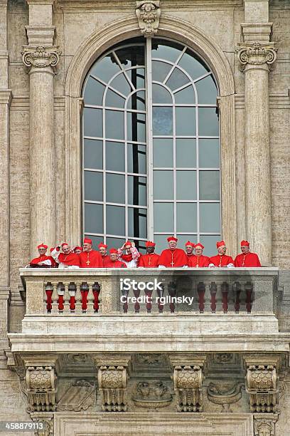 Cardinals Sul Balcone Della Basilica Di San Pietro - Fotografie stock e altre immagini di Papa