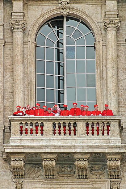 バルコニーでカーディナルズの聖ピーター大聖堂。 - papal conclave ストックフォトと画像