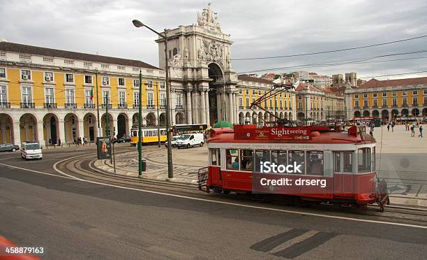 Czerwony Tramwaj W Lizbonie Commerce Square - zdjęcia stockowe i więcej obrazów Architektura - Architektura, Czerwony, Europa - Lokalizacja geograficzna