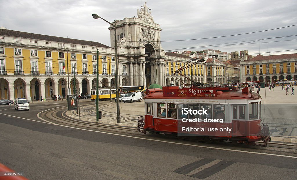 Turístico de vermelho eléctrico em Lisboa Praça do Comércio - Royalty-free Ao Ar Livre Foto de stock