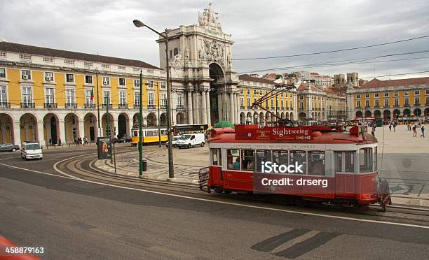 Turístico De Vermelho Eléctrico Em Lisboa Praça Do Comércio - Fotografias de stock e mais imagens de Ao Ar Livre