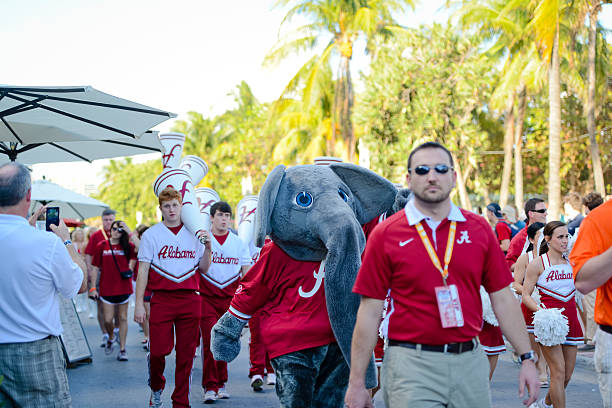 alabama équipe d'assistance marcher sur ocean drive, à miami beach - national championship photos et images de collection