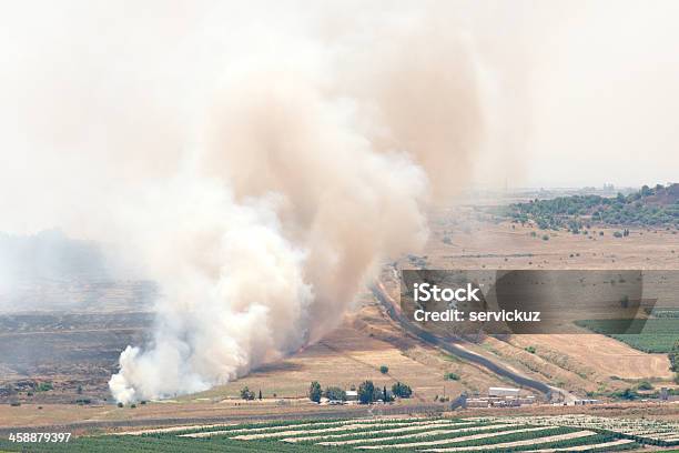 Photo libre de droit de Feu Après Le Ramassage De Coquillages Sur Le Champ De Bataille De Qunaitira Syrie banque d'images et plus d'images libres de droit de Arabie