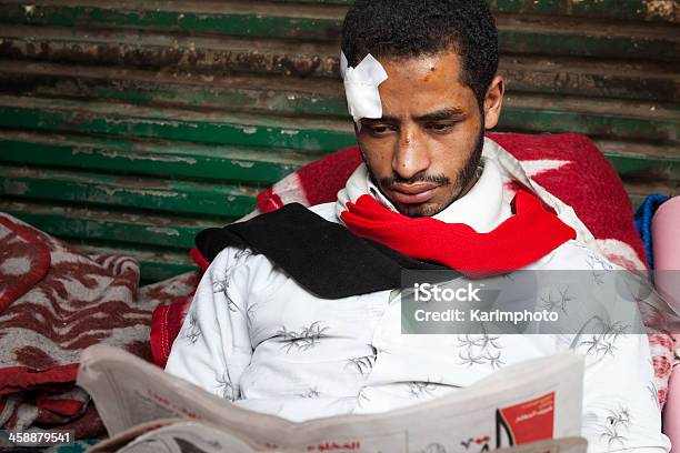 자선단체에서 남자 독서모드 A 뉴스페이퍼 On Tahrir 2011년에 대한 스톡 사진 및 기타 이미지 - 2011년, Arab Spring, 군대