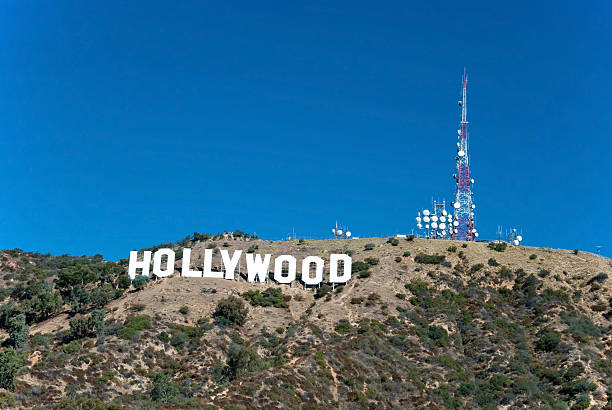 hollywood firmare sulle montagne di santa monica a los angeles - fox network foto e immagini stock