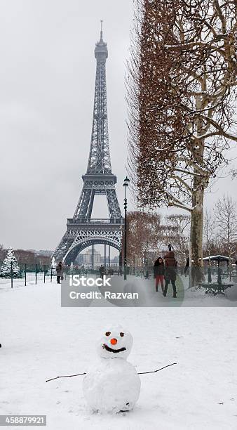 Photo libre de droit de Lhiver À Paris banque d'images et plus d'images libres de droit de Arbre - Arbre, Architecture, Bonhomme de neige
