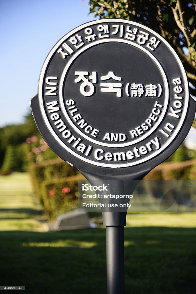 Signe de Silence et de Respect de l'ONU Memorial Cemetery - Photo de Arbre libre de droits