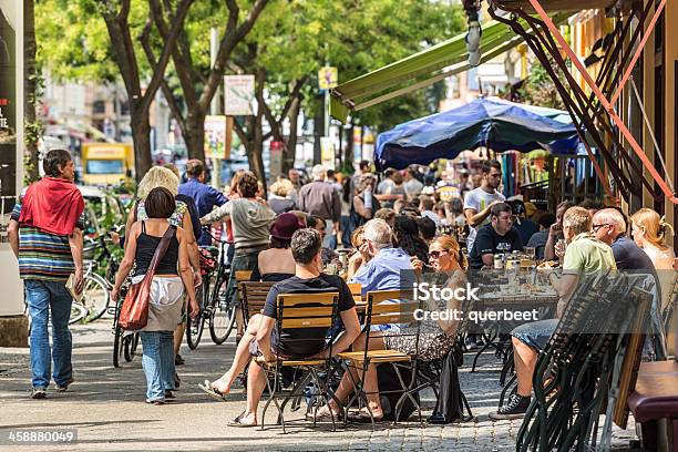 Cafe Mit Vielen Menschen In Berlin Stockfoto und mehr Bilder von Berlin - Berlin, Kreuzberg, Café