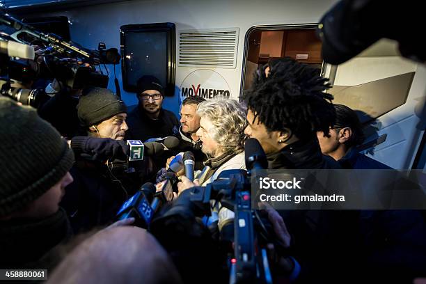 Photo libre de droit de Beppe Grillo Entouré Par Les Journalistes Et Photographes banque d'images et plus d'images libres de droit de Mouvement 5 étoiles