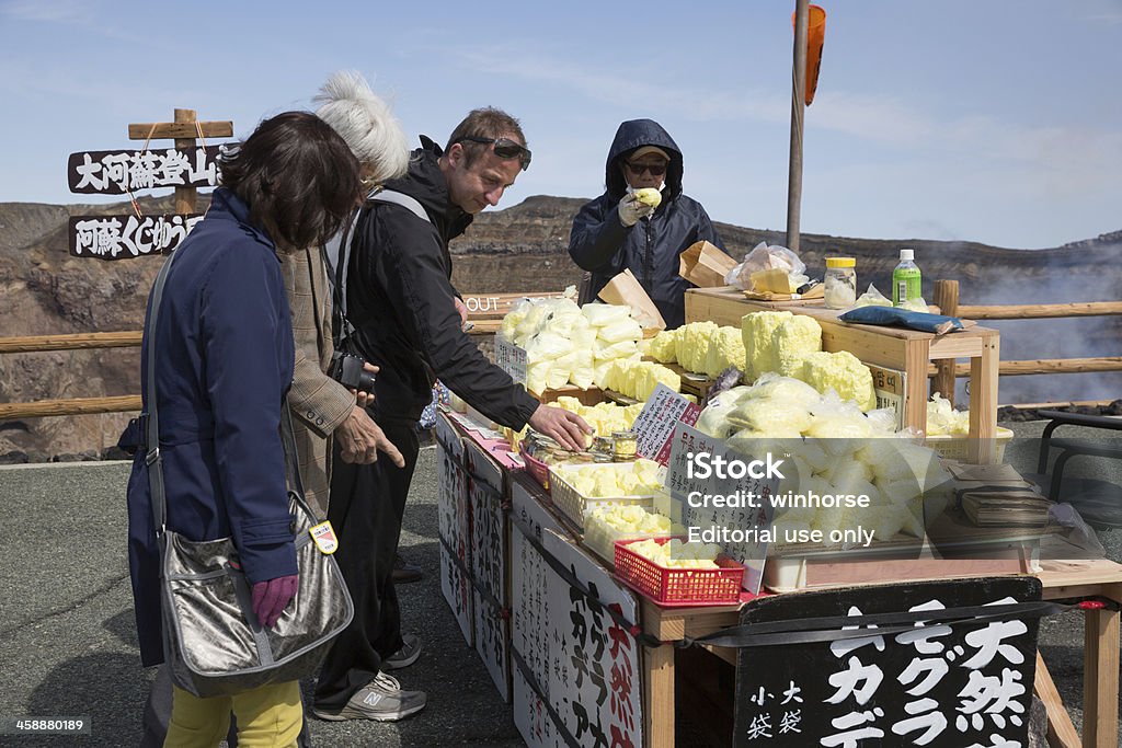 Venta de azufre en la montaña Aso - Foto de stock de Aire libre libre de derechos