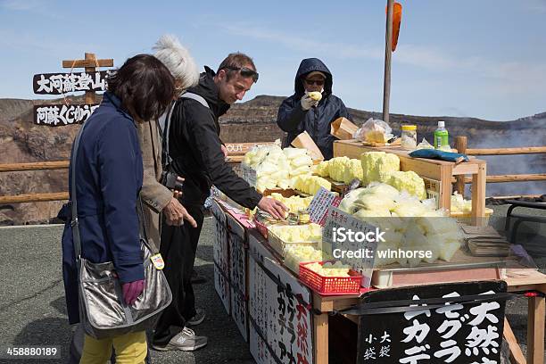 Venta De Azufre En La Montaña Aso Foto de stock y más banco de imágenes de Aire libre - Aire libre, Asia, Asia del Este