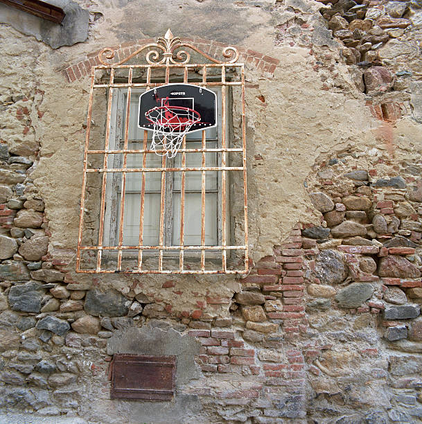 バスケットには、バスケットボールの古いイタリアの村 - kipsta ストックフォトと画像