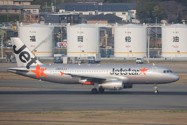 jetstar japón airbus a320 - airbus named airline horizontal airplane fotografías e imágenes de stock