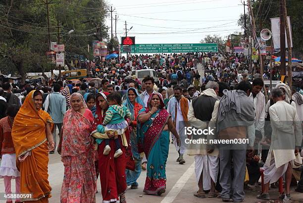 Kumbh De 2013 - Fotografias de stock e mais imagens de Allahabad - Allahabad, Ao Ar Livre, Banhar
