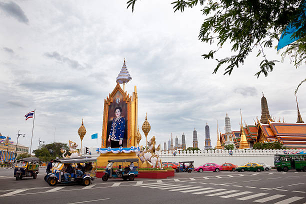 il traffico di bangkok - bangkok thailand rickshaw grand palace foto e immagini stock