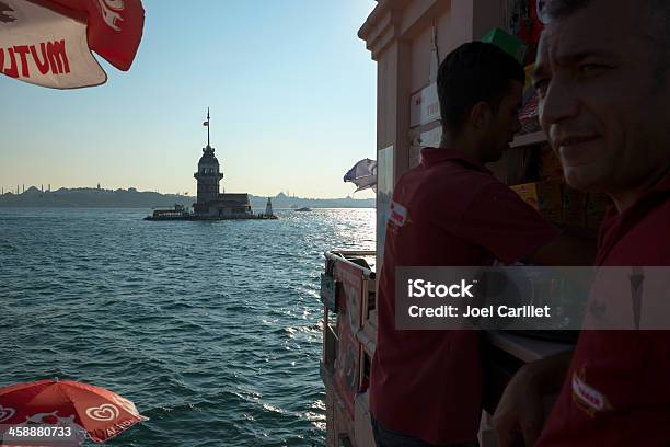 Torre De San Leandro E Café Em Üsküdar Istambul - Fotografias de stock e mais imagens de Bizantino - Bizantino, Bósforo, Café - Edifício de Restauração