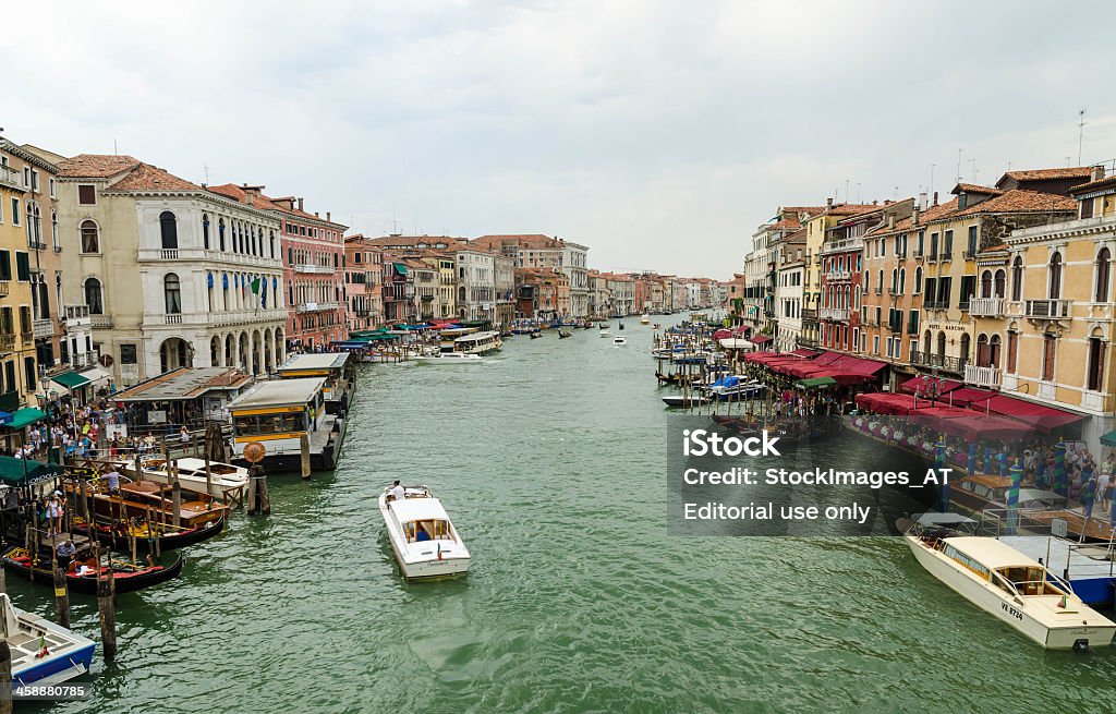 Bateaux sur le canal grande à proximité du Pont du Rialto - Photo de Bateau de voyageurs libre de droits