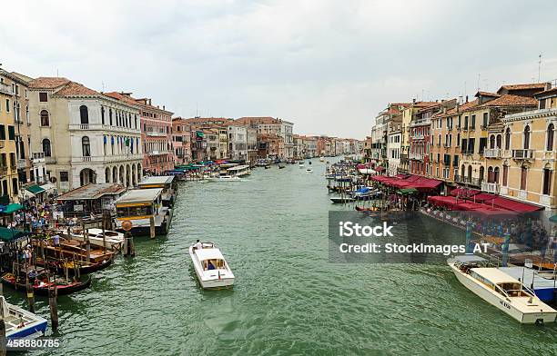 Photo libre de droit de Bateaux Sur Le Canal Grande À Proximité Du Pont Du Rialto banque d'images et plus d'images libres de droit de Bateau de voyageurs